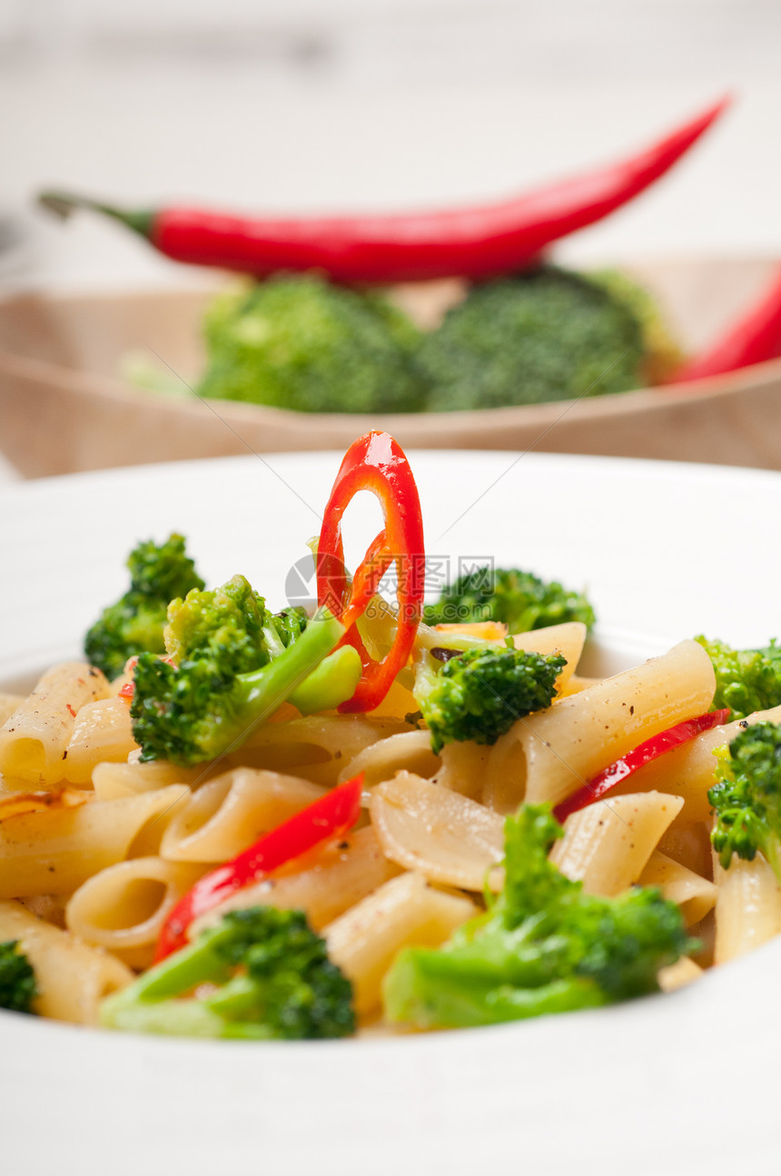 意大利面条加花椰菜和辣椒辣椒美食盘子食物餐巾蔬菜饮食午餐草药胡椒桌子图片