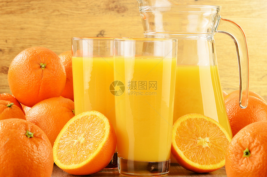 含有两杯橙汁和水果的果汁橙子液体产品养分水壶饮料玻璃杂货店图片