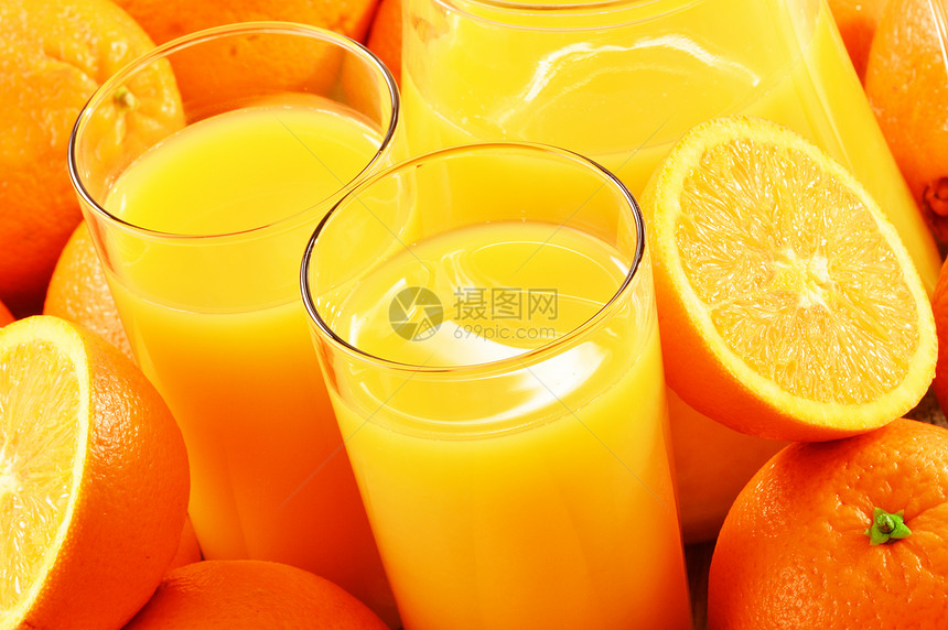 含有两杯橙汁和水果的果汁橙子液体养分水壶产品杂货店饮料玻璃图片