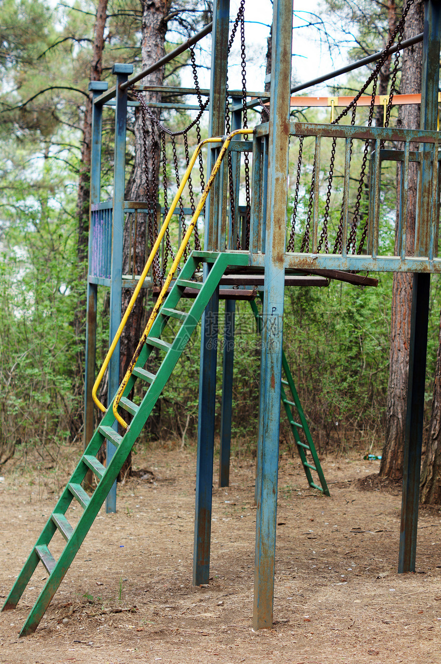 城市公园中无儿无童的多彩儿童游乐场城市玩具校园塑料阳光晴天栏杆娱乐楼梯橡皮图片
