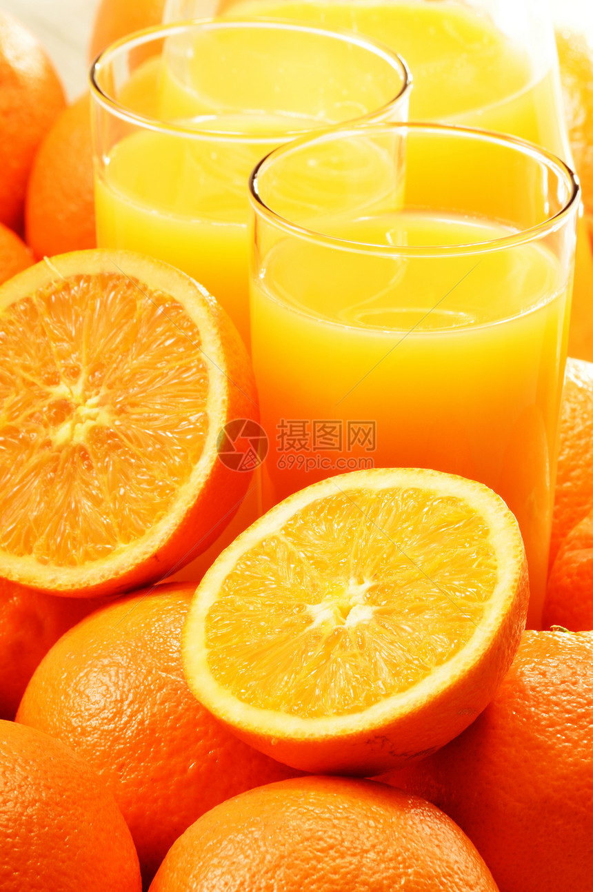 含有两杯橙汁和水果的果汁产品养分液体水壶玻璃杂货店饮料橙子图片