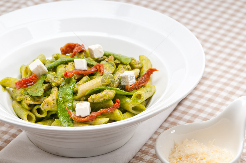 意大利面食 西红柿和烤肉辣椒营养美食传统饮食叶子午餐食物蔬菜胡椒图片