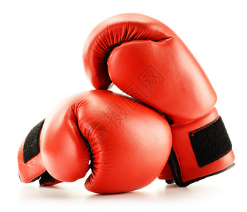 白色上隔离的红皮拳击手套运动红色皮革力量竞赛训练斗争背景图片