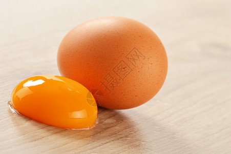 桌子素食主义者厨房桌上的鸡蛋消费者矿物杂货店蛋壳脆弱性购物饮食桌子烹饪早餐背景