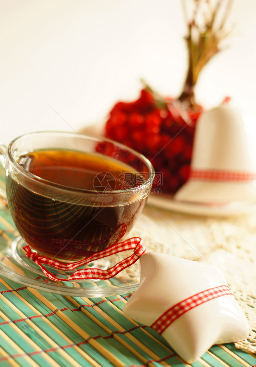 雪球浆果和茶杯杯子玫瑰文化美食餐具葡萄干木头玻璃桌子液体图片