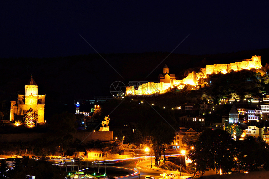 第比利斯旧城夜景之夜 古老的教堂 城堡和城市全景旗帜玻璃圆顶天空住宅建筑图片