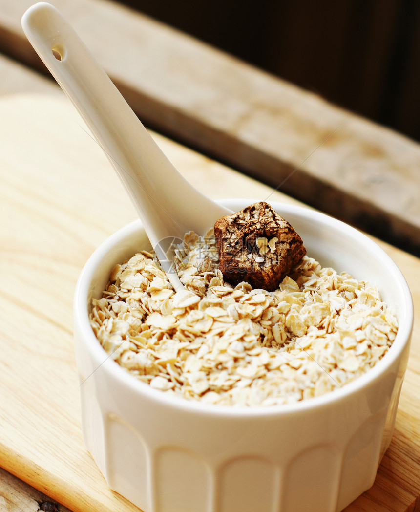 木勺中小麦片片的紧闭饮食食物种子燕麦早餐稀饭勺子植物营养薄片图片