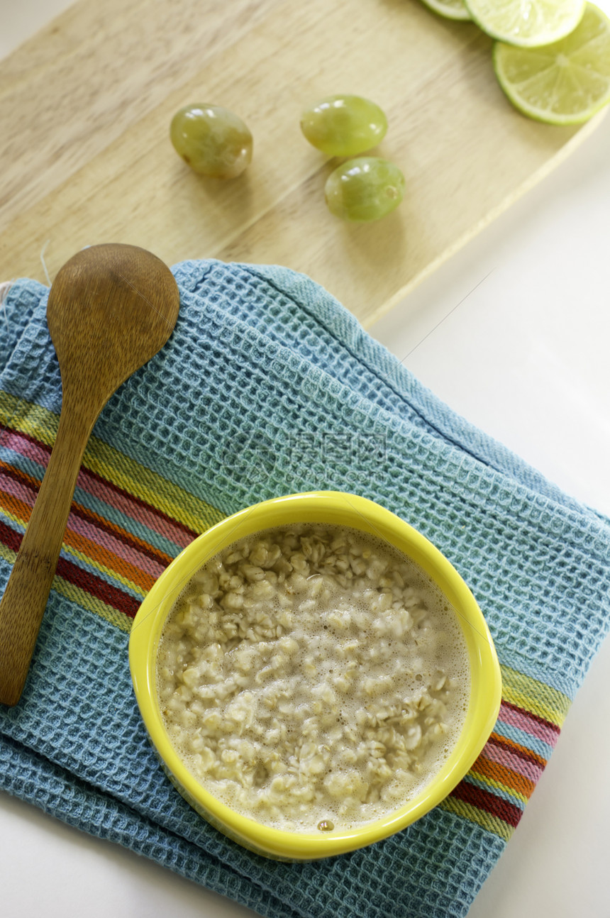 健康早餐水果玉米片营养坚果勺子小吃浆果活力粮食麦片图片