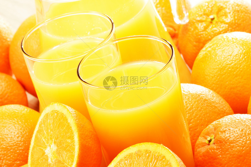 含有两杯橙汁和水果的果汁玻璃水壶养分产品杂货店液体橙子饮料图片