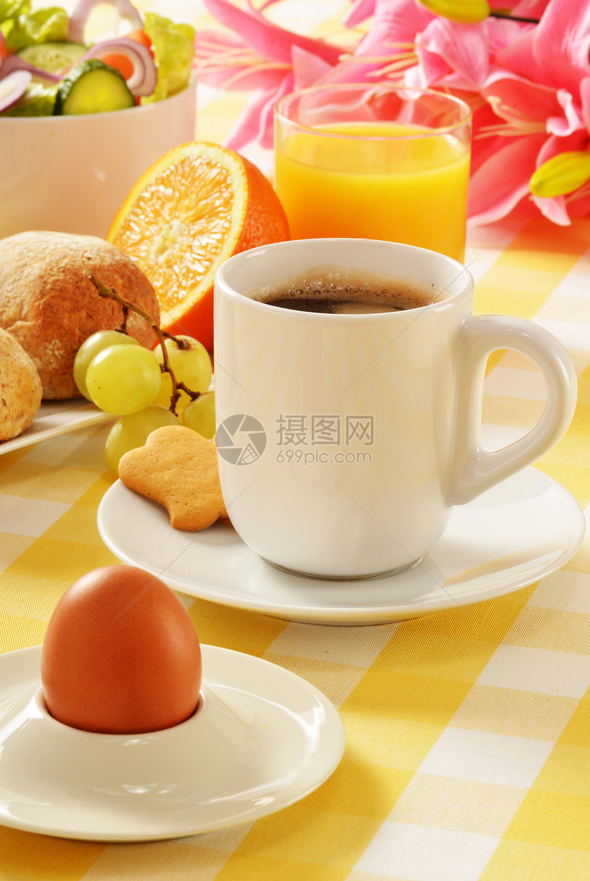 表格上早餐和早餐的构成餐厅果汁橙子水果咖啡羊角杯子蔬菜酒店面包图片