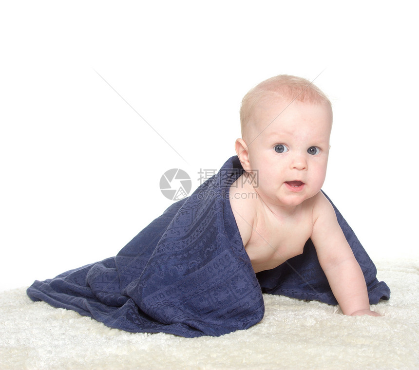 可爱的快乐宝宝 在彩色毛巾幸福儿童孩子皮肤童年几个月卫生男生微笑蓝色图片