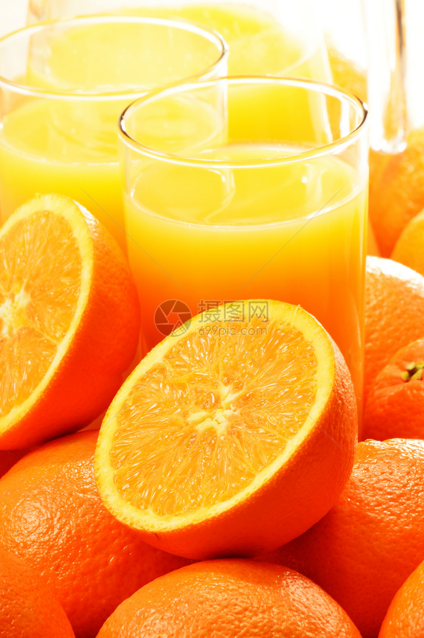含有两杯橙汁和水果的果汁饮料杂货店水壶液体养分橙子产品玻璃图片