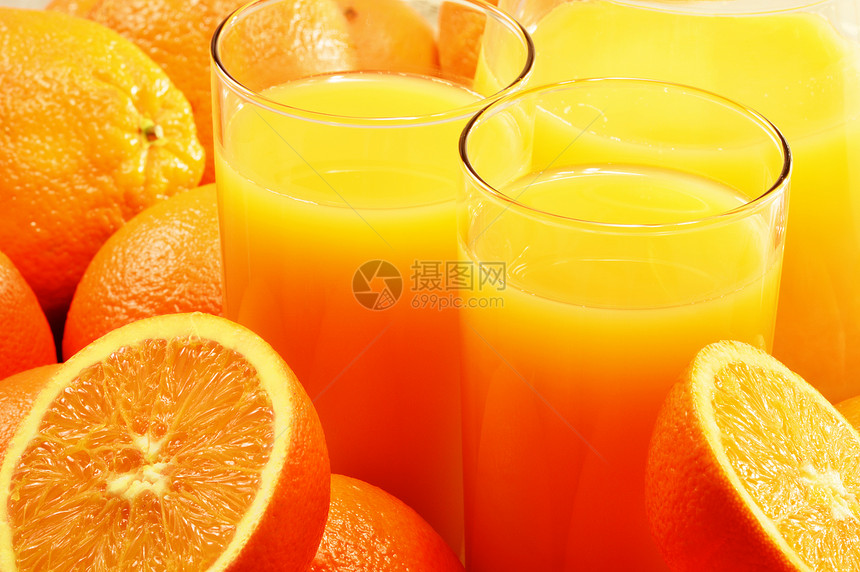 含有两杯橙汁和水果的果汁饮料橙子玻璃水壶液体产品杂货店养分图片