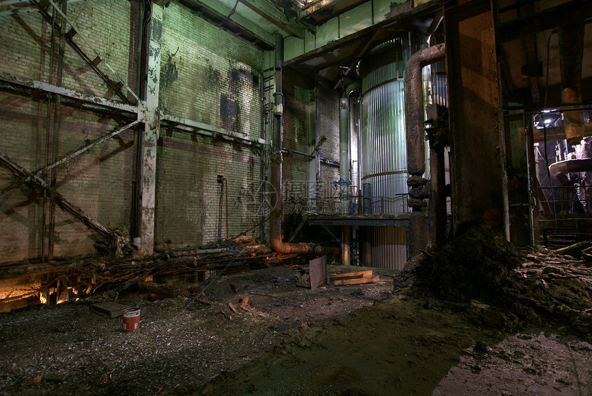古老的令人毛骨悚然的黑暗腐烂肮脏工厂仓库墙壁病房房屋植物阴影沥青监狱剥皮职场图片