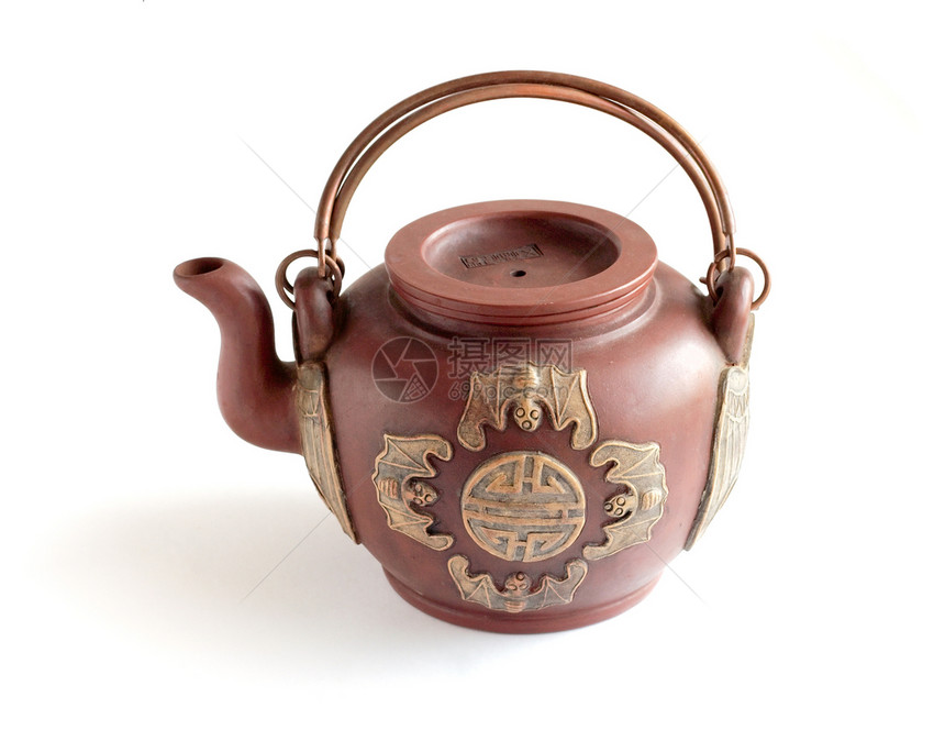白色背景的中国传统大泥土茶壶图片