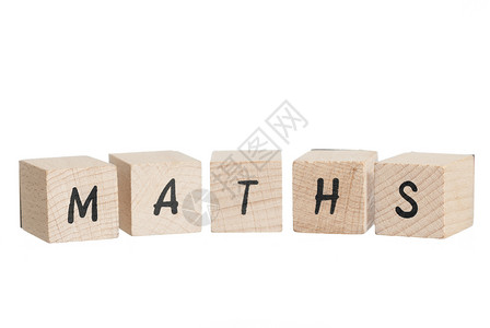 三个数学素材与一起寫入的數學玩具拼写童年创造力教育学费班级白色平衡幼儿园背景