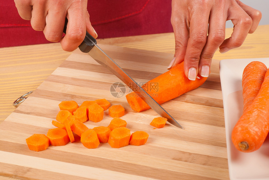 砍胡萝卜女性蔬菜水平菜板食物图片