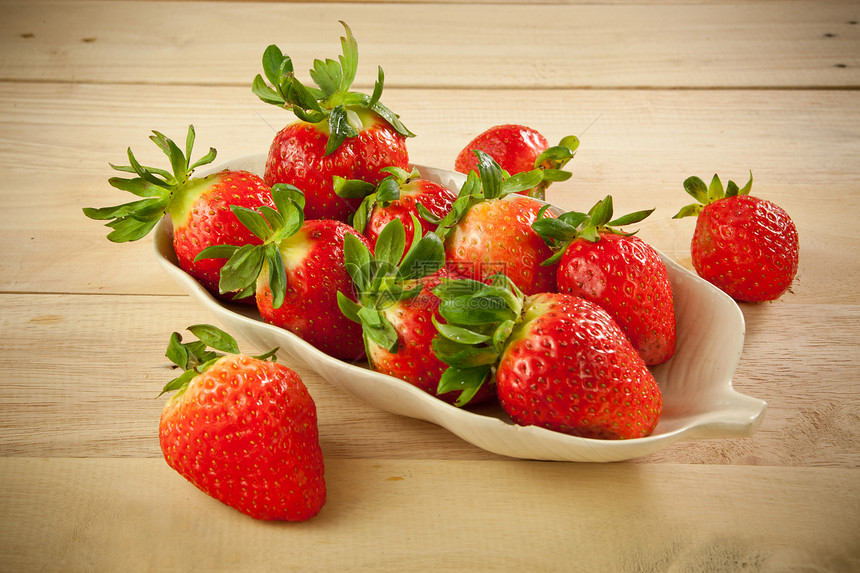 红草莓团体浆果蔬菜篮子叶子红色饮食绿色盘子食物图片