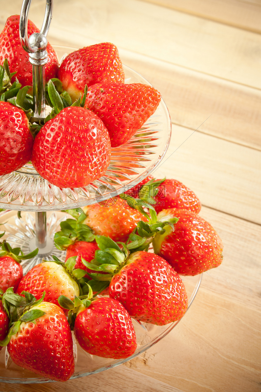 红草莓篮子叶子木头宏观乡村红色食物团体盘子浆果图片