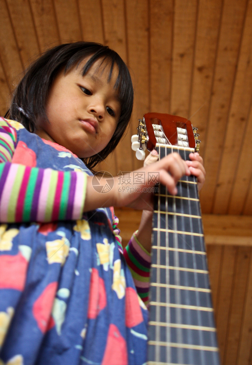 弹吉他细绳学习吉他手女孩音乐乐器吉他图片
