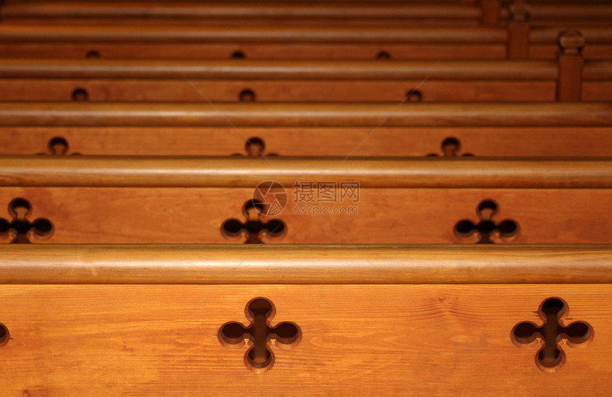 教堂中木制缝合的一行图片