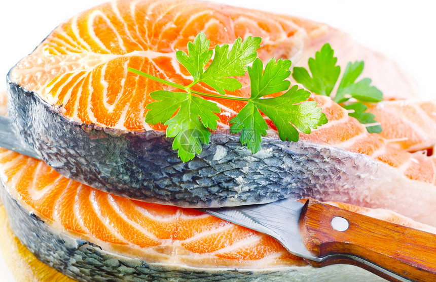 红鲑鱼柠檬草药生物柜台迷迭香寿司餐饮盘子市场鱼片图片