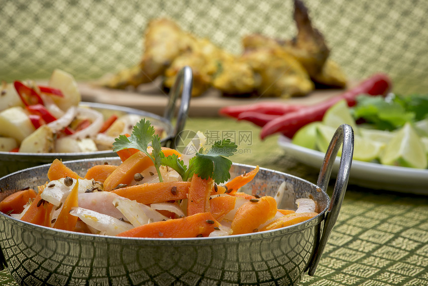 印度山鸡食物香料土豆午餐盘子美食辣椒蔬菜面包烧烤图片