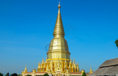 塔和美丽的在泰国百果旅行圆顶尖塔宗教天空宝塔地标遗产蓝色背景图片