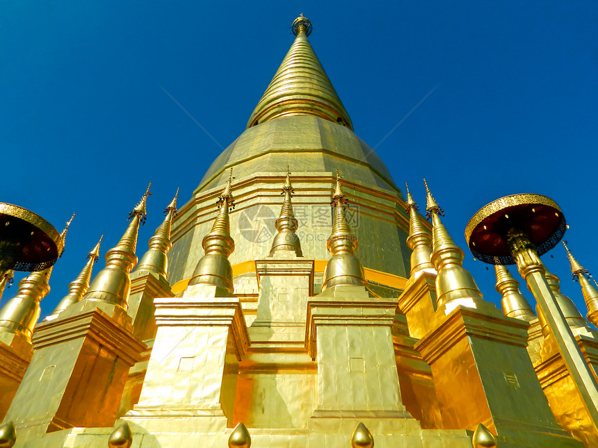 塔和美丽的在泰国金子尖塔文化地标神社佛塔建筑寺庙遗产仪式图片