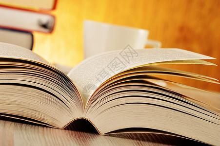 放在桌上的书本木头历史图书馆智慧科学考试教育哲学字典桌子背景图片