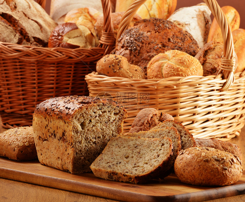 面包和卷饼在篮子中的成分购物面团燕麦包子糕点厨房大麦产品传统亚麻图片