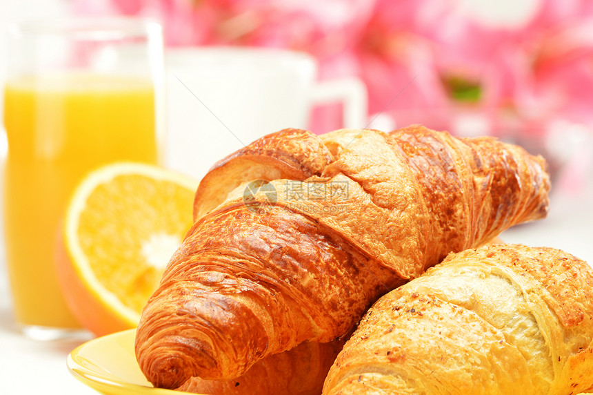 表格上早餐和早餐的构成咖啡盘子面包包子杯子玻璃桌子羊角餐巾橙子图片