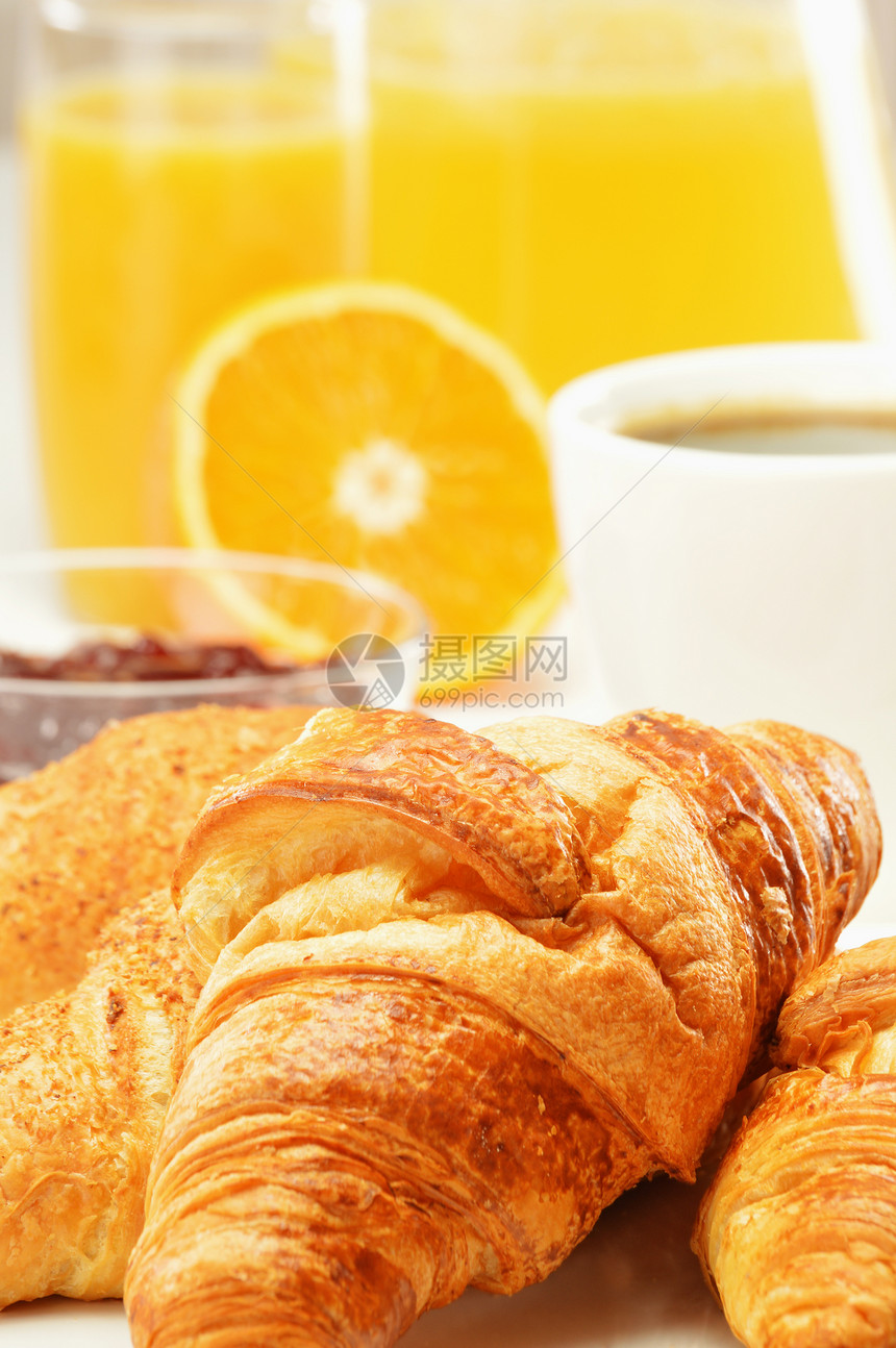 表格上早餐和早餐的构成玻璃杯子盘子面包桌子餐巾包子羊角果汁橙子图片
