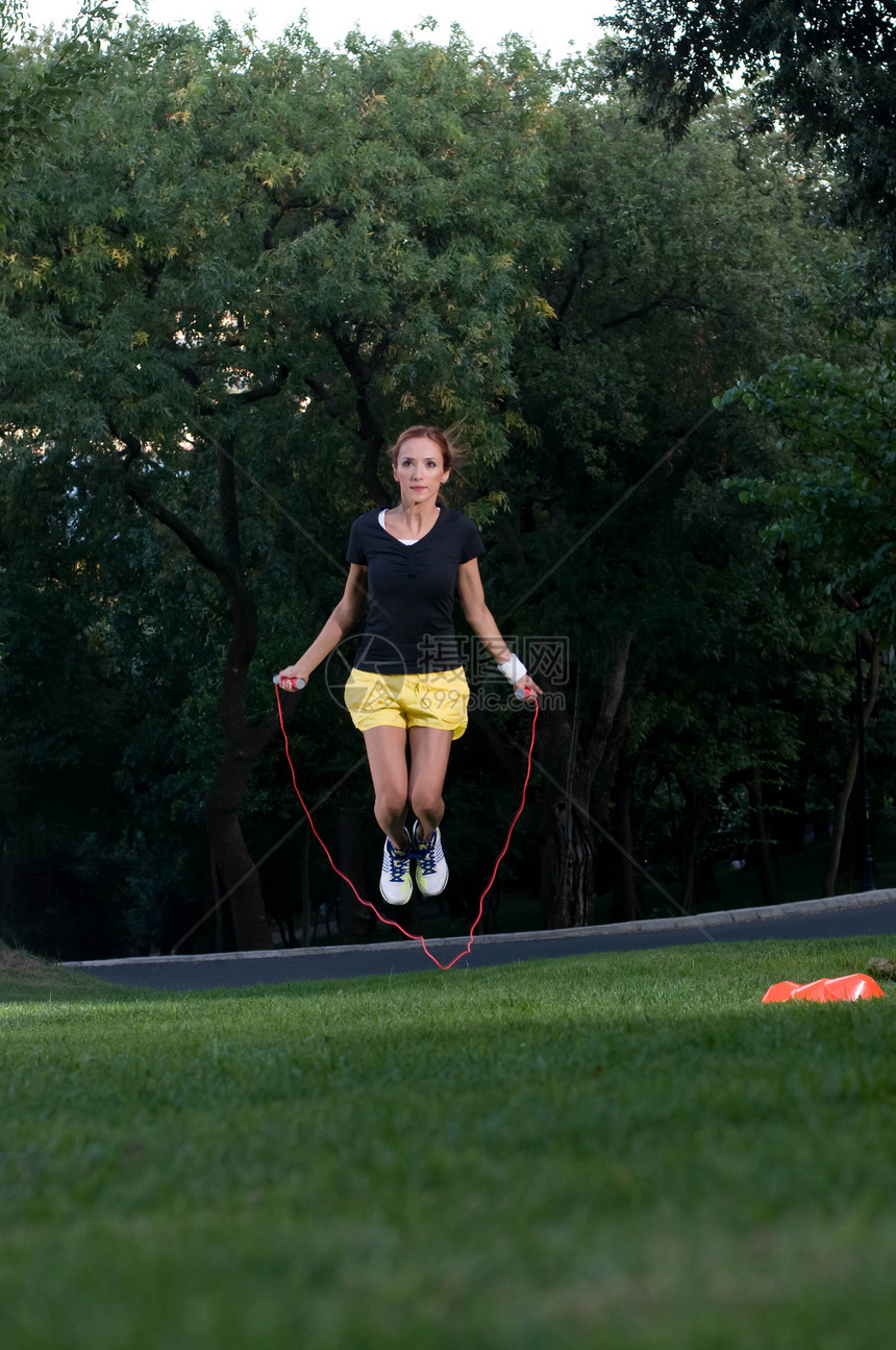 跳绳运动绳索森林健身房女士图片