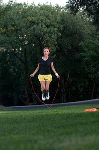 跳绳运动绳索森林健身房女士背景图片