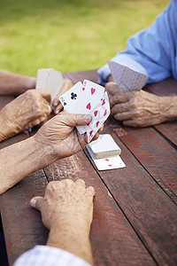 活跃的老年人 在公园打牌的老友白色队友收容所桌子男性空闲团体哥们享受木头背景图片