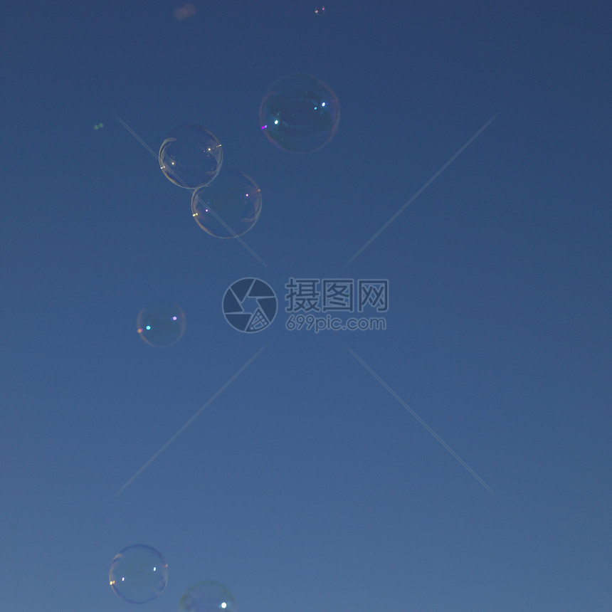 天空中的肥皂气泡孩子们圆形圆圈球形蓝色漂浮乐趣图片