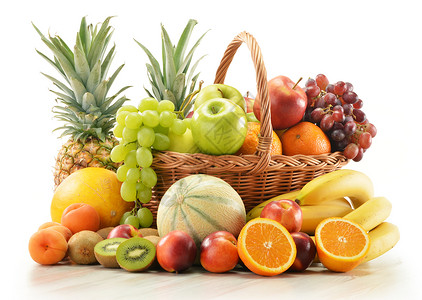 瓜鲁柳斯以各种水果组成 在柳篮中植物奇异果白色油桃橙子篮子香蕉菠萝热带柳条背景