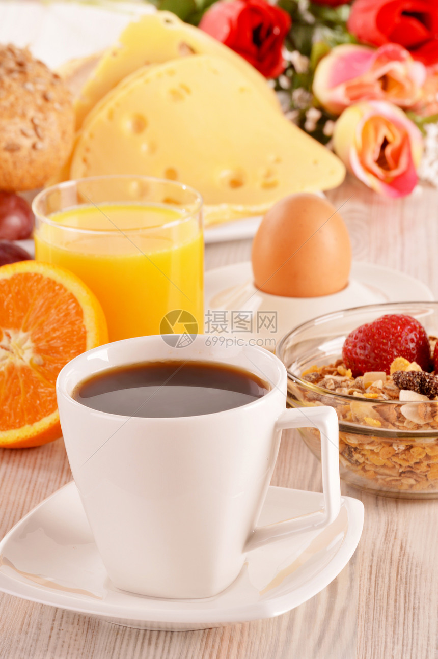 餐桌上的早餐 咖啡 橙汁 卷子 薄饼食物饮料橙子玻璃果汁水果盘子餐巾杯子桌子图片