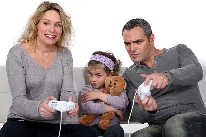 男人和女人玩电子游戏 与小女孩小屁屁图片