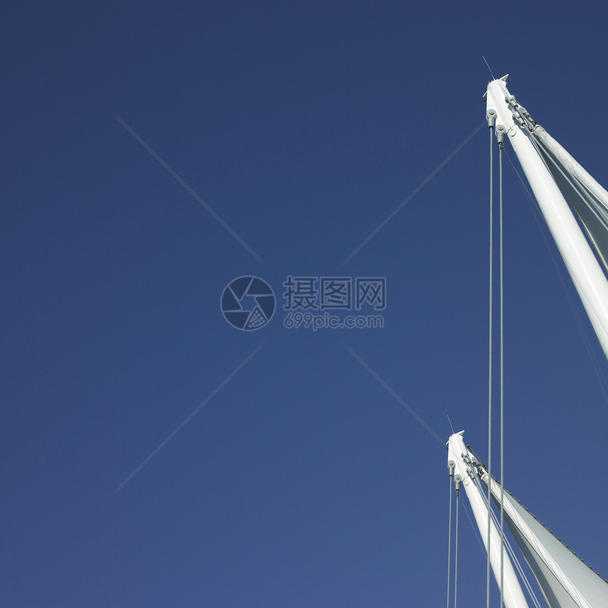 帆船和蓝天空天蓝色建造天空三角形广场电线电缆螺栓桅杆材料图片