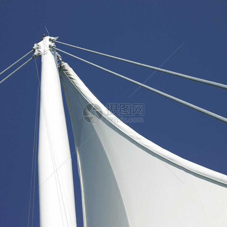 帆船和蓝天空桅杆天空地标摩天大楼天蓝色蓝色帐篷中心会议建造图片