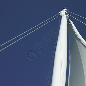 帆船和蓝天空建筑天空电缆摩天大楼地标天蓝色电线篷布会议帐篷背景图片