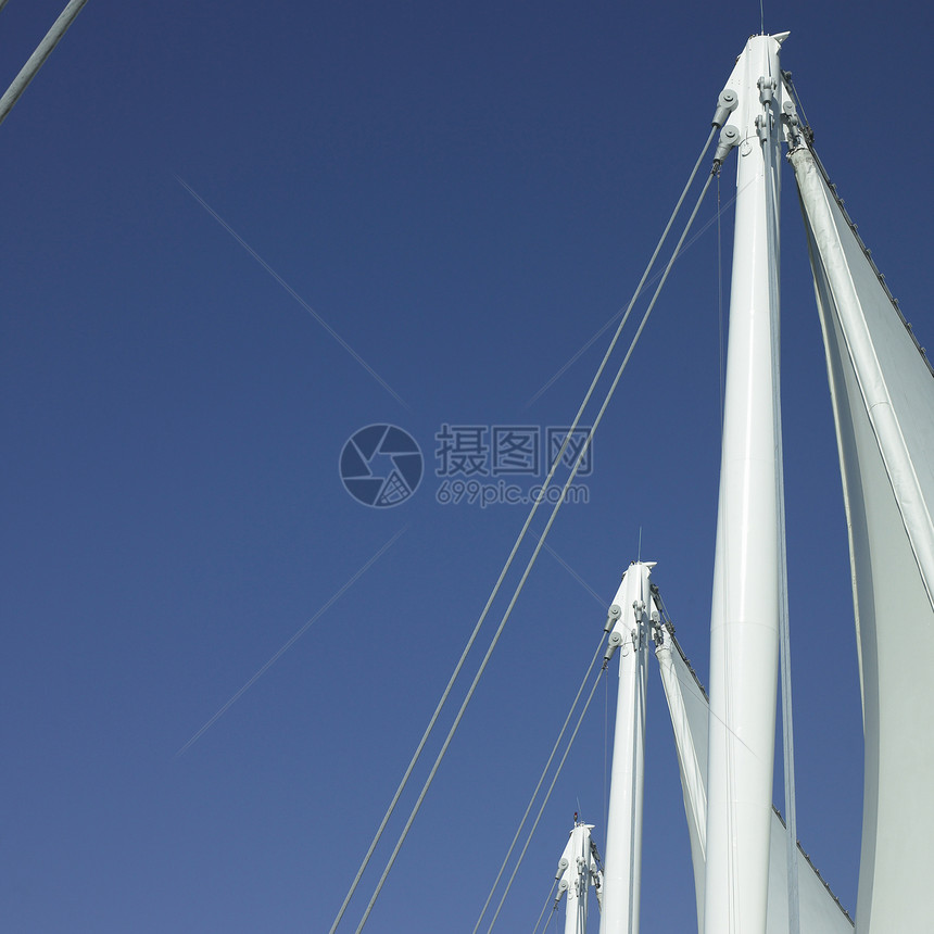 帆船和蓝天空中心建造风帆桅杆摩天大楼篷布天空电线天蓝色蓝色图片