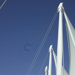 帆船和蓝天空中心建造风帆桅杆摩天大楼篷布天空电线天蓝色蓝色背景