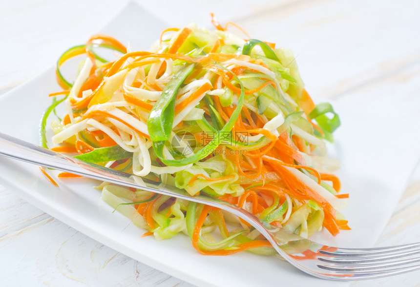 塞菜和胡萝卜加沙拉沙拉香料食物油菜香菜服务萝卜洋葱沙拉食品蔬菜图片