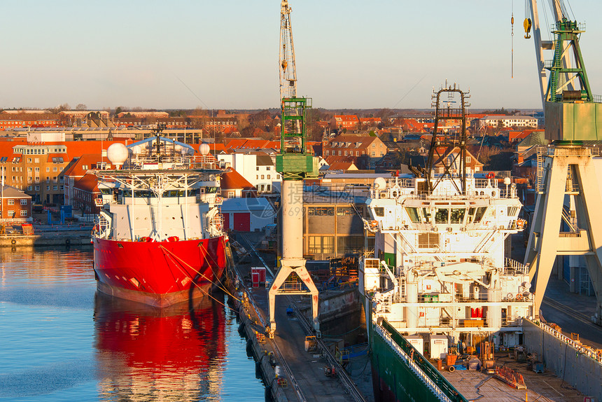 货物港和红船图片