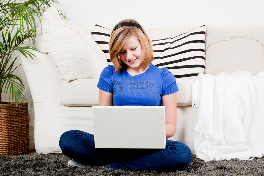 拥有笔记本电脑的年轻少女长椅冲浪图书教育大学网络互联网幸福青年技术图片