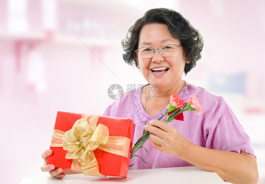 母亲快乐的日子公民展示家庭成人花束老年父母盒子喜悦祖母图片