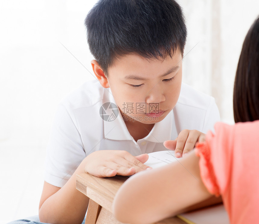 亚洲儿童在家阅读书读物男生女儿知识童年女孩桌子学习青年女性女学生图片